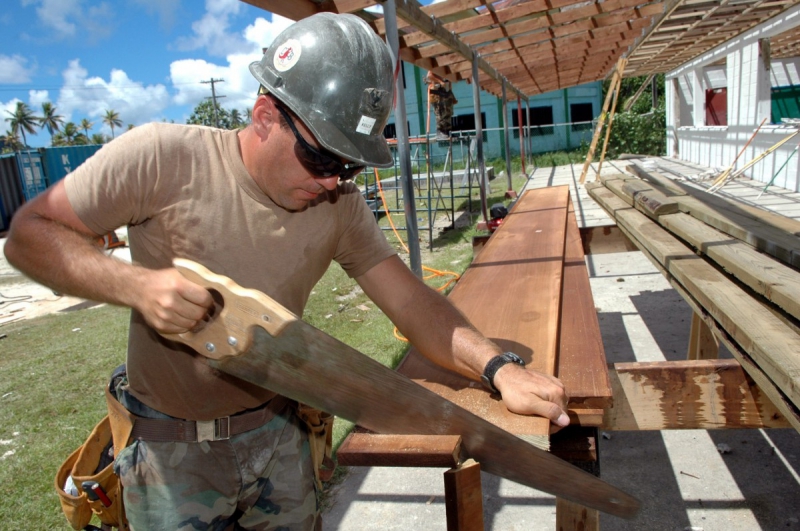 ebeniste-ANTIBES-min_worker_construction_building_carpenter_male_job_build_helmet-893290